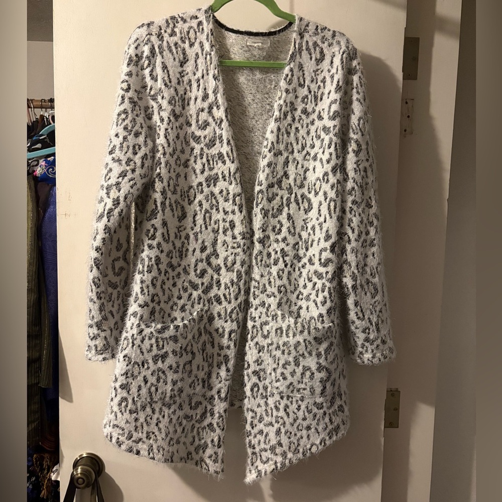 Maurice’s size L leopard print cardigan with metallic thread accent & pockets!